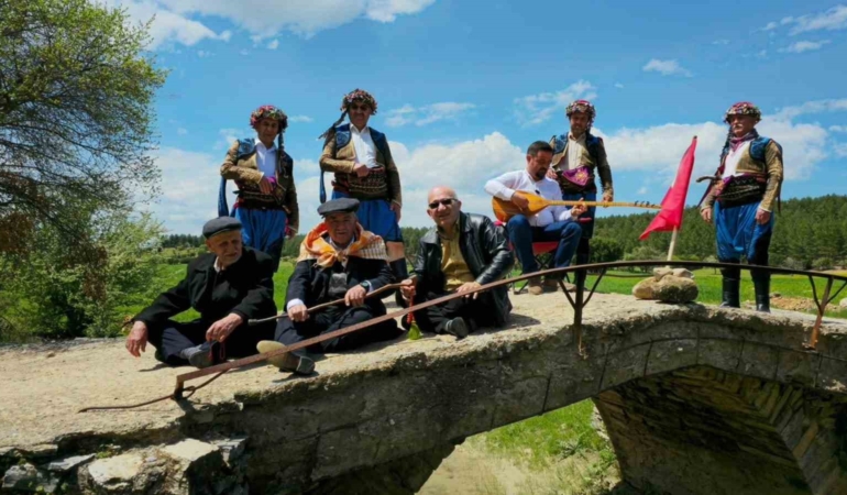 tarihi-mekanlarda-zeybek-coskusu-yasandi-YBymrtnb.jpg
