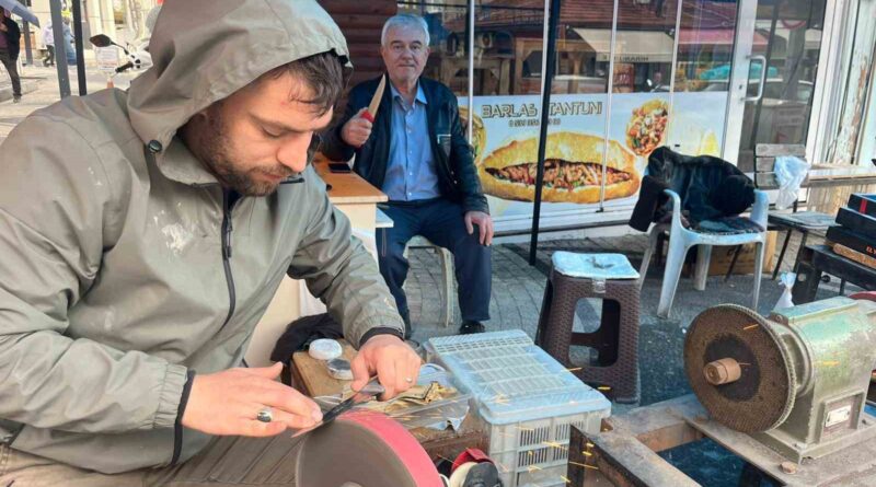 Tavşanlı’da kurbanlık bıçak ve satırlar bilenmeye başladı