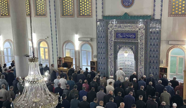 usakta-kurban-bayrami-namazi-kilindi-SbncTrt8.jpg