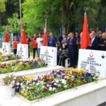 vali-akbiyik-kurban-bayrami-nedeniyle-sehitligi-ziyaret-etti-6cS72iin.jpg