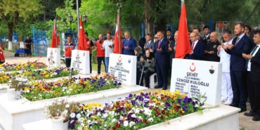 vali-akbiyik-kurban-bayrami-nedeniyle-sehitligi-ziyaret-etti-6cS72iin.jpg