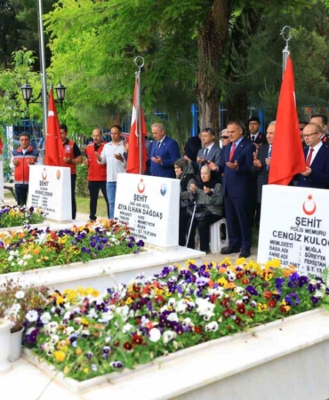 vali-akbiyik-kurban-bayrami-nedeniyle-sehitligi-ziyaret-etti-6cS72iin.jpg