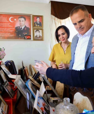 vali-akbiyik-sehit-binbasi-kivanc-cesurun-ailesini-ziyaret-etti-9PVsHrxy.jpg