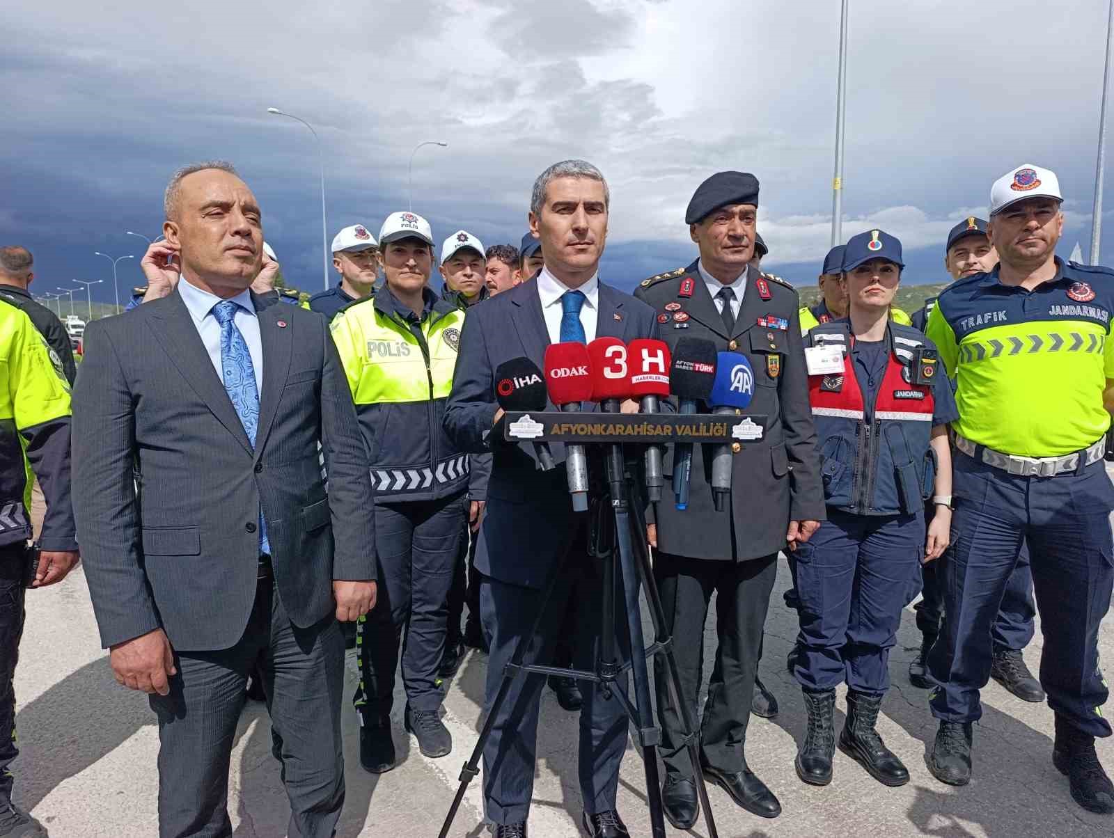 vali-aktas-bayram-tatili-boyunca-afyonkarahisardan-5-milyondan-fazla-arac-gecisi-bekleniyor-u3X1mlkC.jpg