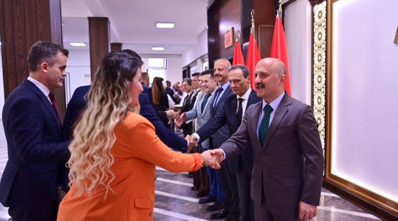 Vali Varol personelle bayramlaştı