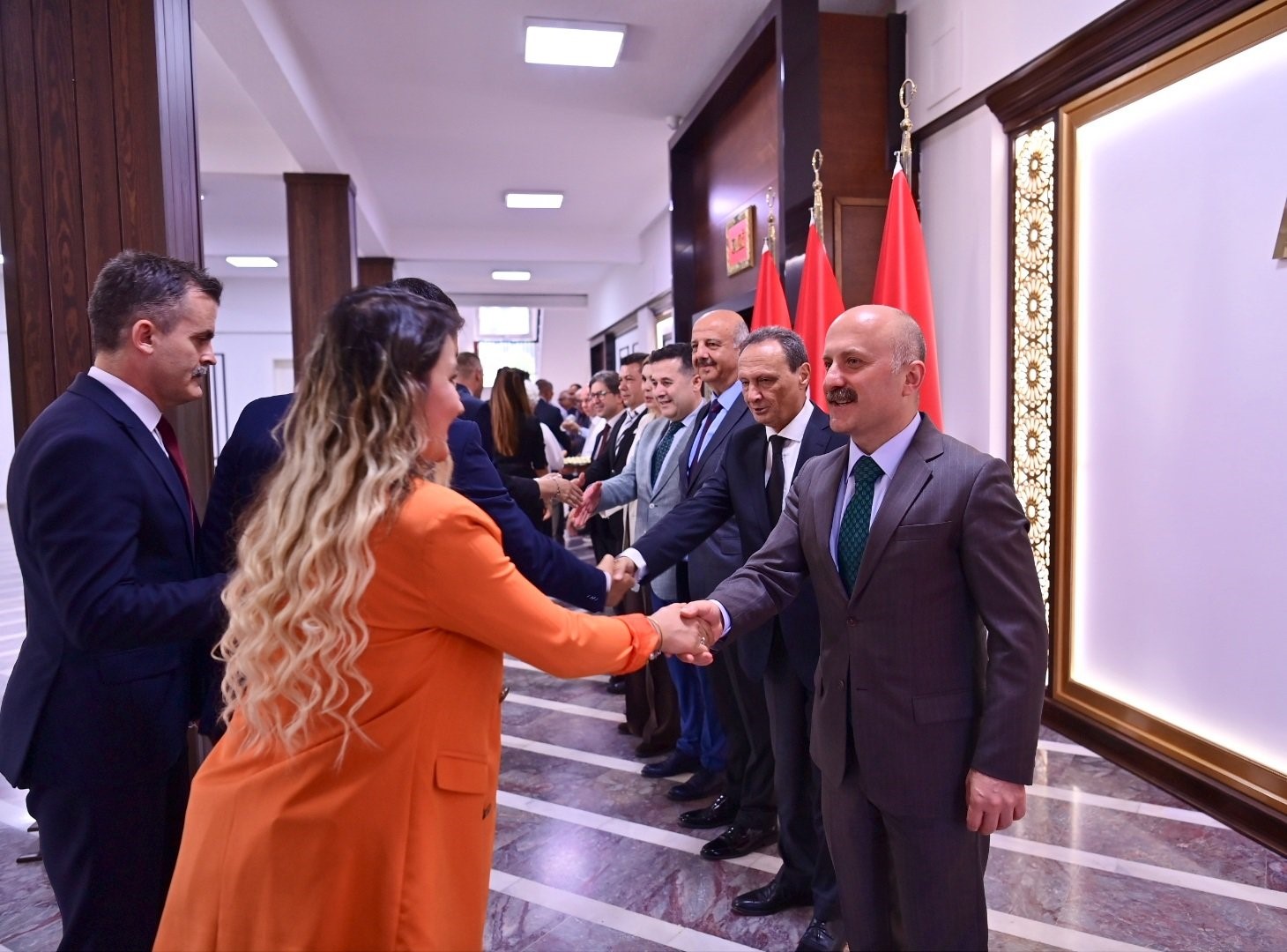 vali-varol-personelle-bayramlasti-1QHYTbd8.jpg
