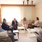 vali-varol-sehit-aileleriyle-bayramlasti-bTIb4199.jpg