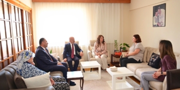 vali-varol-sehit-aileleriyle-bayramlasti-bTIb4199.jpg
