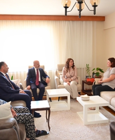 vali-varol-sehit-aileleriyle-bayramlasti-bTIb4199.jpg