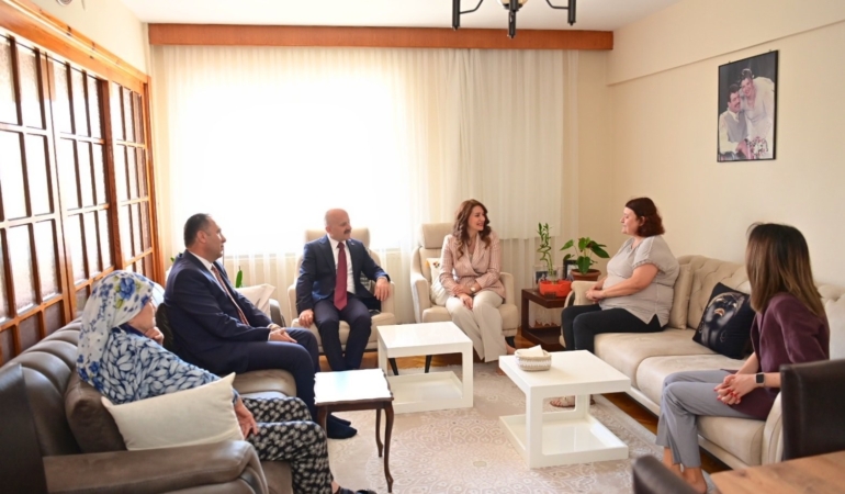vali-varol-sehit-aileleriyle-bayramlasti-bTIb4199.jpg