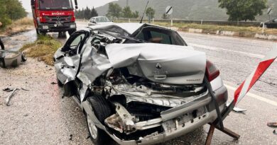 Yol kenarındaki otomobile tır çarpıp kaçtı: 1 yaralı
