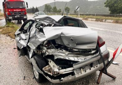 Yol kenarındaki otomobile tır çarpıp kaçtı: 1 yaralı