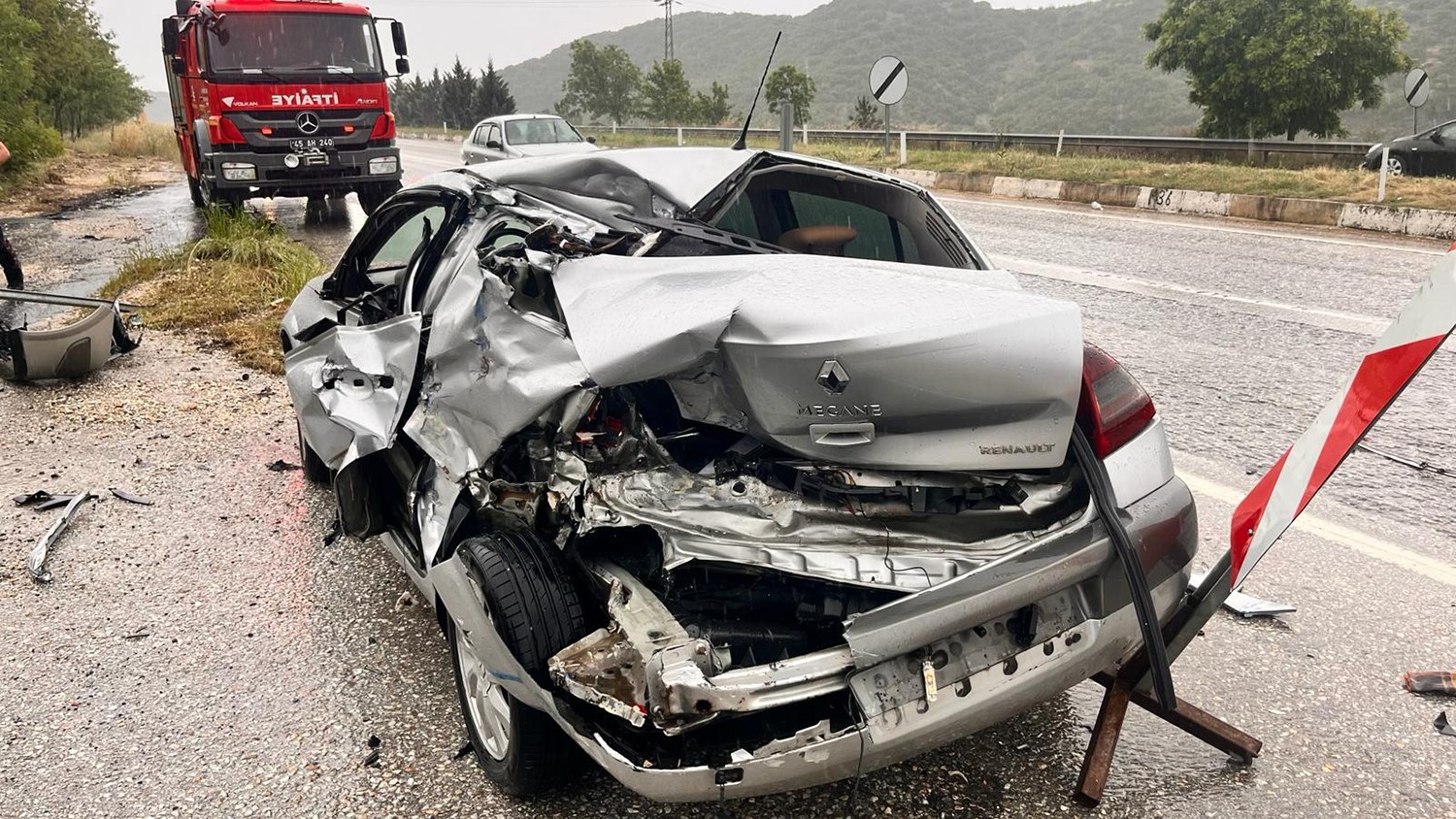 yol-kenarindaki-otomobile-tir-carpip-kacti-1-yarali-KbkHKfYx.jpg