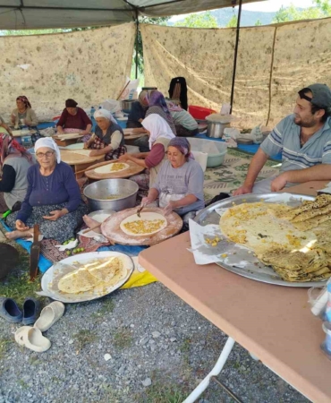 yunus-pinari-mezarliginda-geleneksel-bayram-bulusmasi-jPyDgvuV.jpg