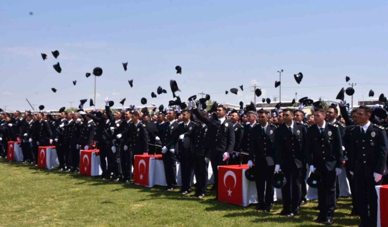 afyonkarahisar-pomemde-32-donem-mezuniyet-heyecani-6COGyBie.jpg