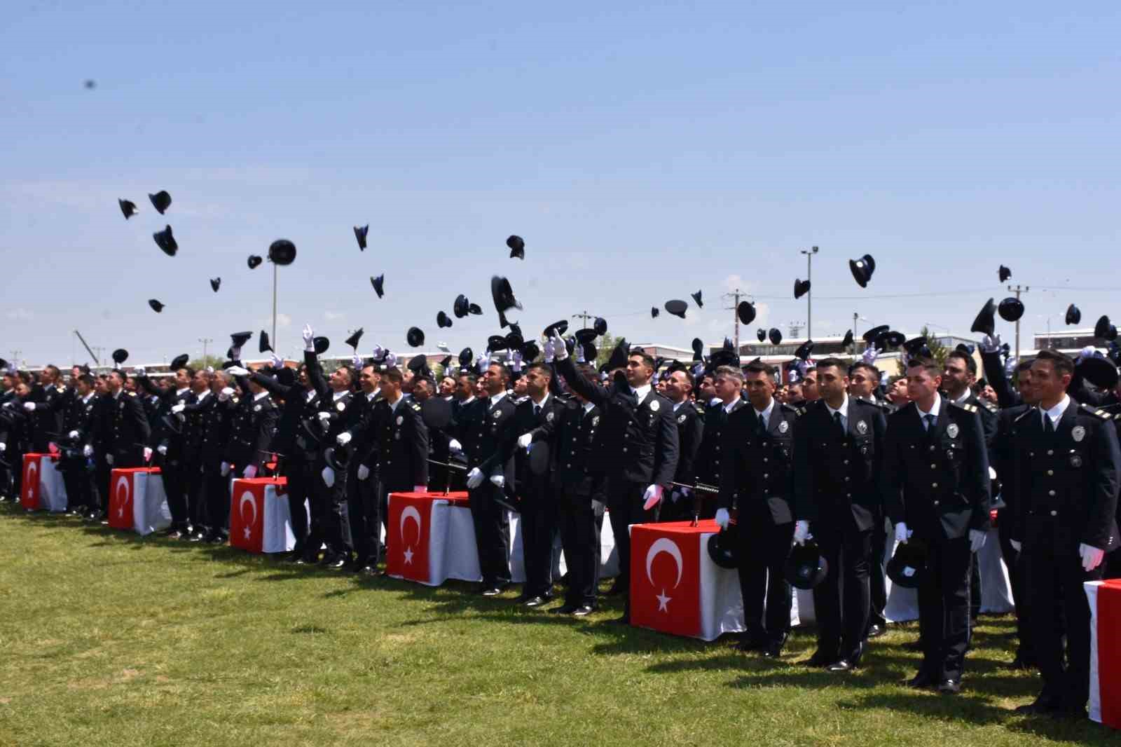 afyonkarahisar-pomemde-32-donem-mezuniyet-heyecani-6COGyBie.jpg