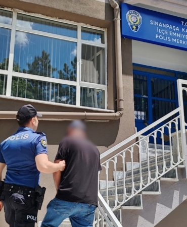 afyonkarahisarda-aranan-sahis-polisten-kacamadi-gB8fwzzG.jpg