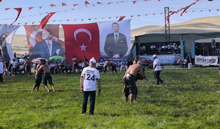 afyonkarahisarda-ata-sporu-coskusu-pehlivanlar-er-meydanina-cikti-OfcxOTQb.jpg