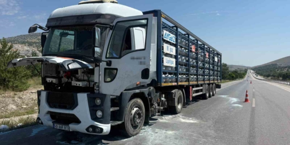 afyonkarahisarda-aygaz-marka-tup-yuklu-tirin-motorunda-yangin-1CxBZNVU.jpg
