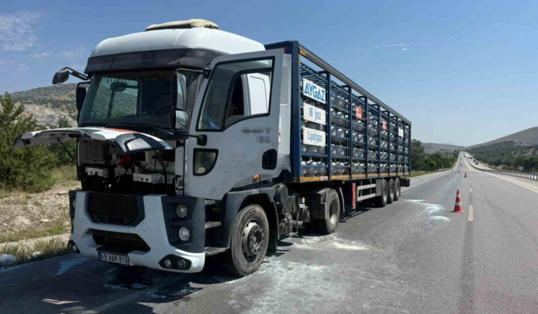 afyonkarahisarda-aygaz-marka-tup-yuklu-tirin-motorunda-yangin-1CxBZNVU.jpg
