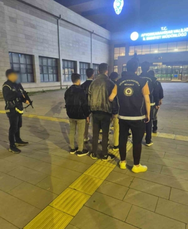 afyonkarahisarda-gocmen-kacakciligi-operasyonunda-8-duzensiz-gocmen-yakalandi-wWspST2V.jpg