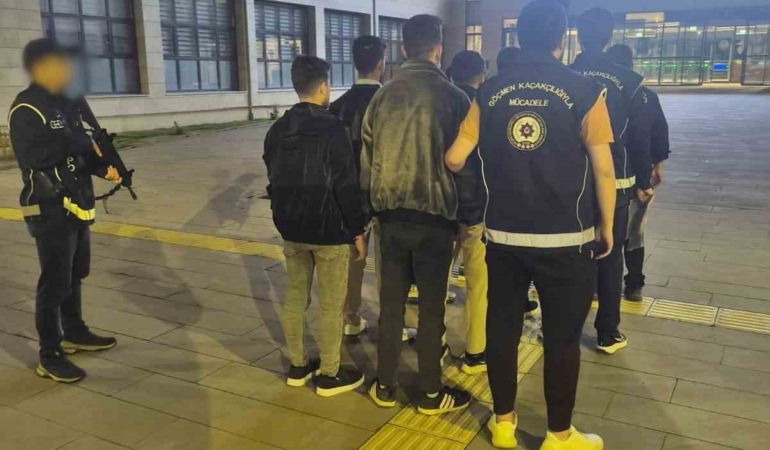 afyonkarahisarda-gocmen-kacakciligi-operasyonunda-8-duzensiz-gocmen-yakalandi-wWspST2V.jpg