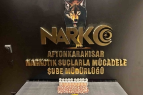 afyonkarahisarda-uyusturucu-emdirilmis-pecete-ve-508-adet-sentetik-ecza-maddesi-ele-gecirildi-YsfyQsmt.jpg