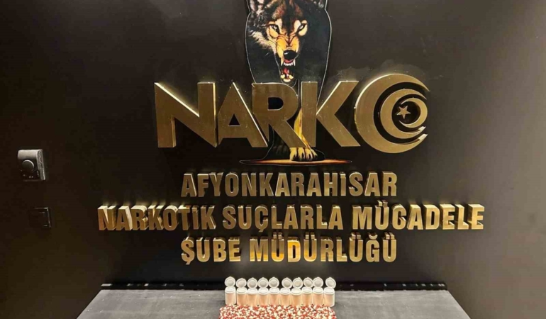 afyonkarahisarda-uyusturucu-emdirilmis-pecete-ve-508-adet-sentetik-ecza-maddesi-ele-gecirildi-YsfyQsmt.jpg