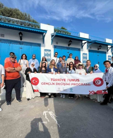 afyonkarahisarli-3-genc-tunusu-gezdi-JgOERDbe.jpg
