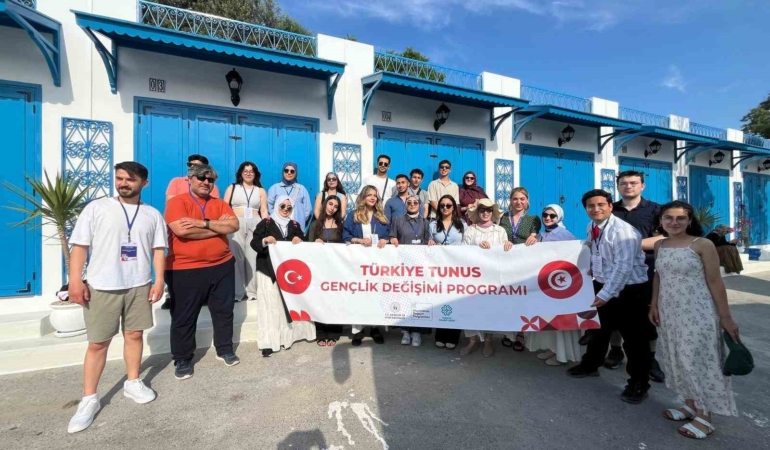 afyonkarahisarli-3-genc-tunusu-gezdi-JgOERDbe.jpg