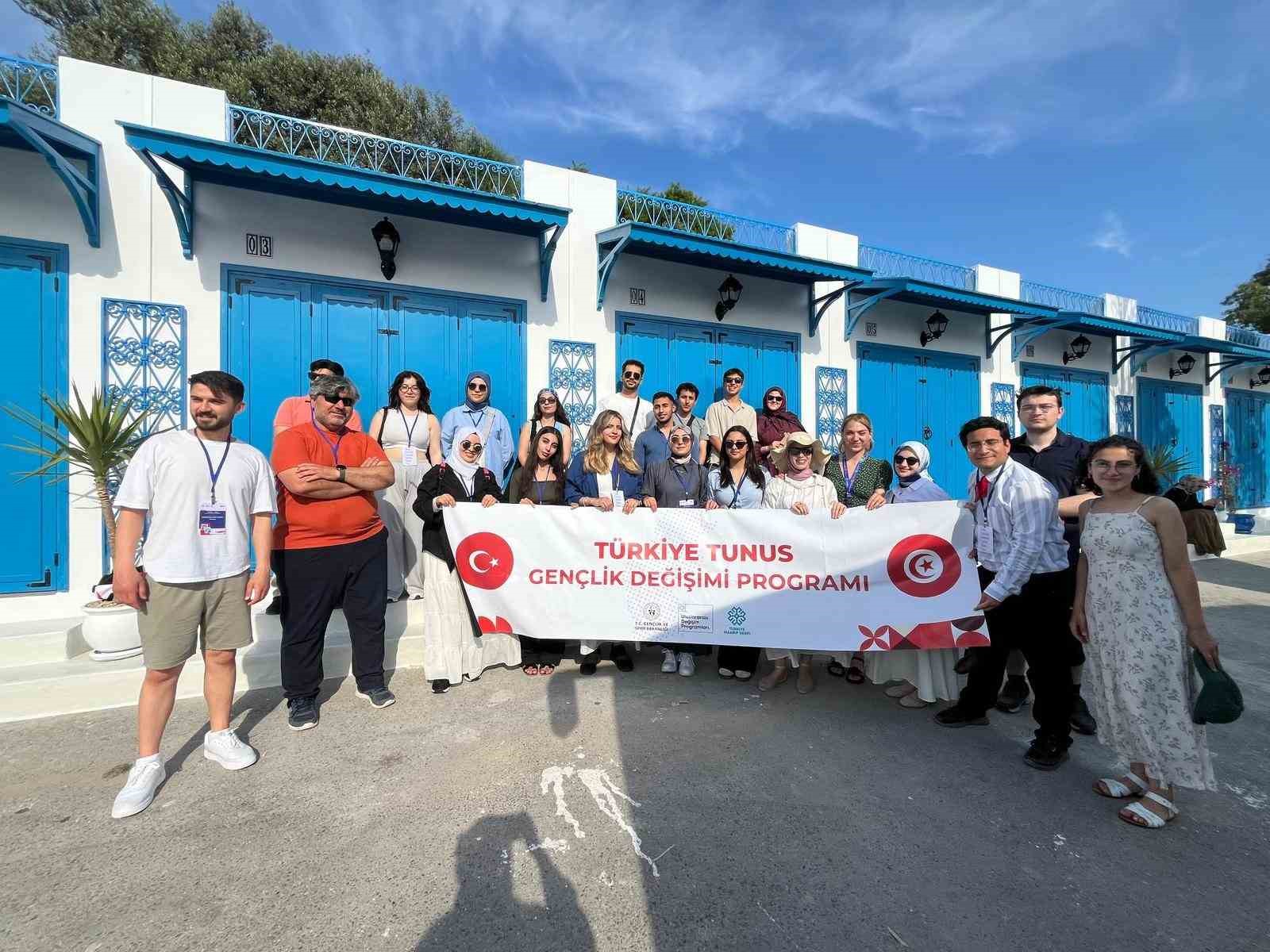 afyonkarahisarli-3-genc-tunusu-gezdi-JgOERDbe.jpg