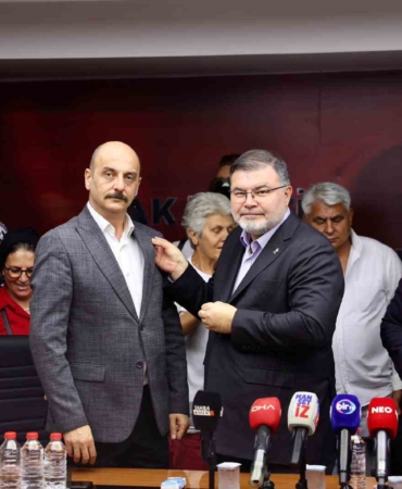 ak-parti-izmire-370-yeni-katilim-NzMJQTh7.jpg