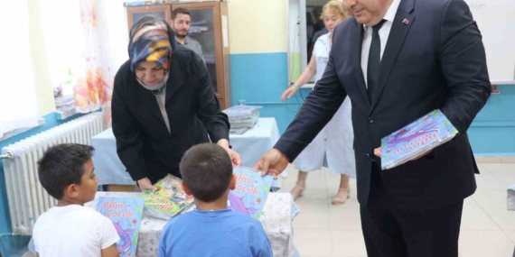 aldiklari-hediyeler-ile-yaz-tatilini-daha-verimli-gecirecekler-2IvQZe3y.jpg