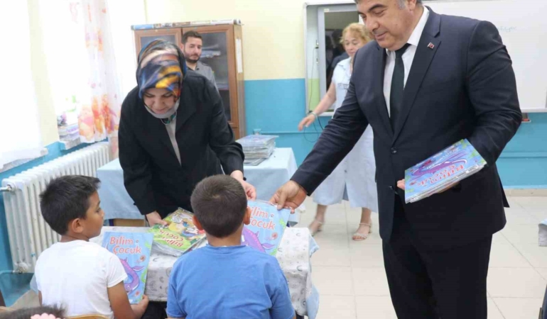 aldiklari-hediyeler-ile-yaz-tatilini-daha-verimli-gecirecekler-2IvQZe3y.jpg