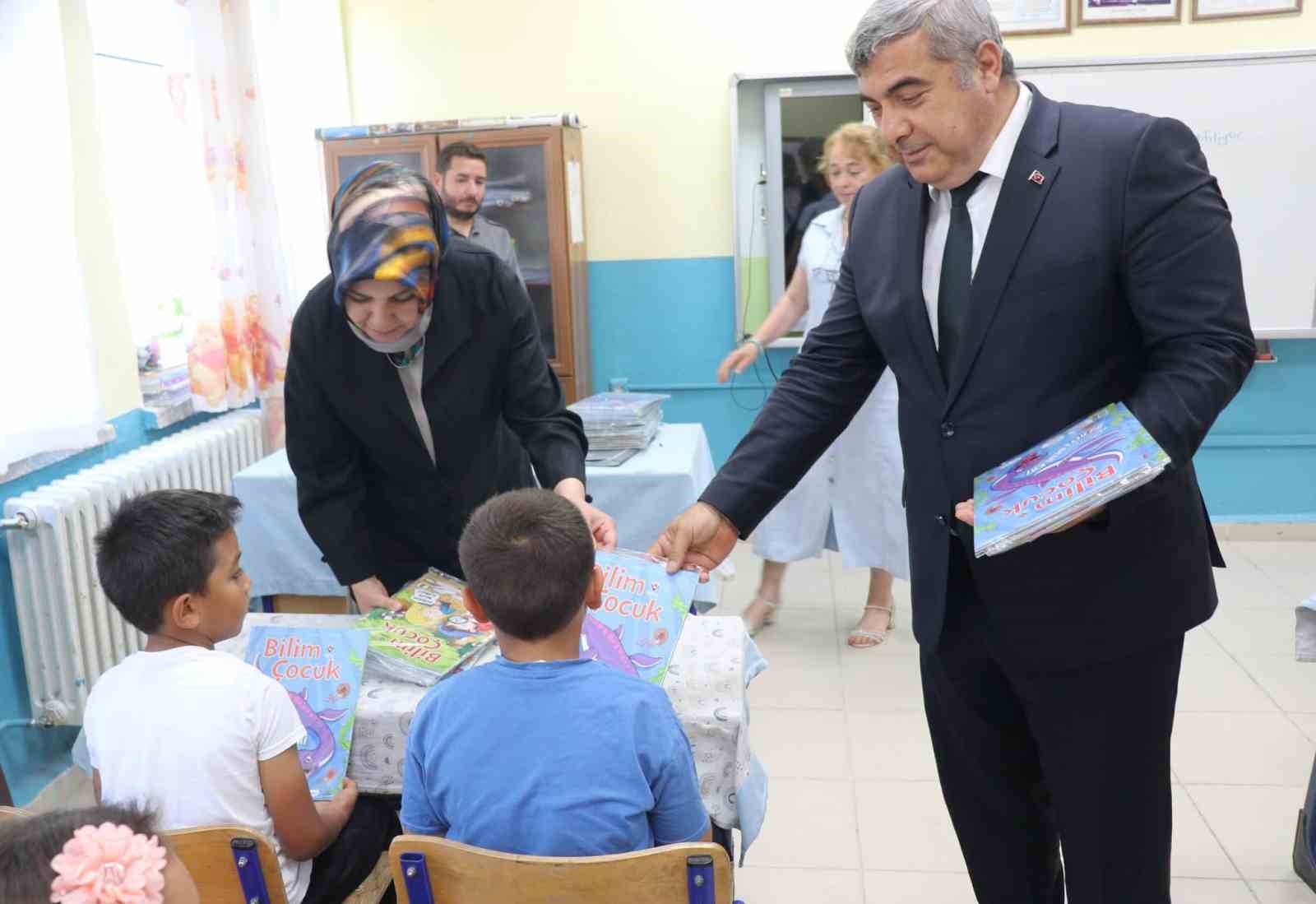 aldiklari-hediyeler-ile-yaz-tatilini-daha-verimli-gecirecekler-2IvQZe3y.jpg