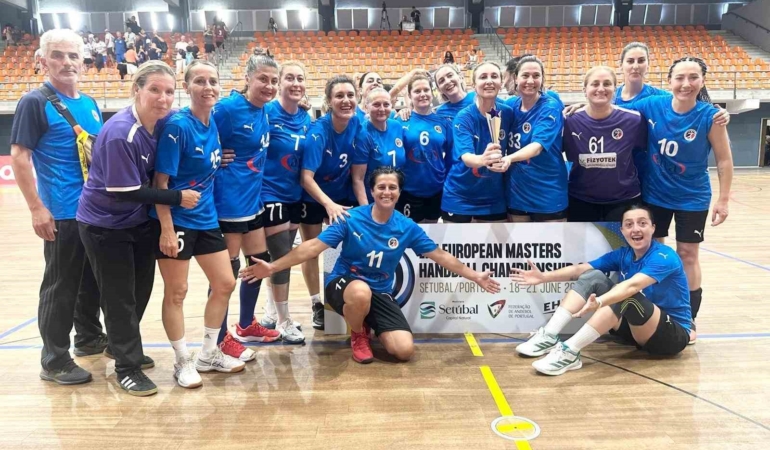 aliaga-veteran-hentbol-takimi-avrupa-4su-oldu-aPGCkZ8P.jpg