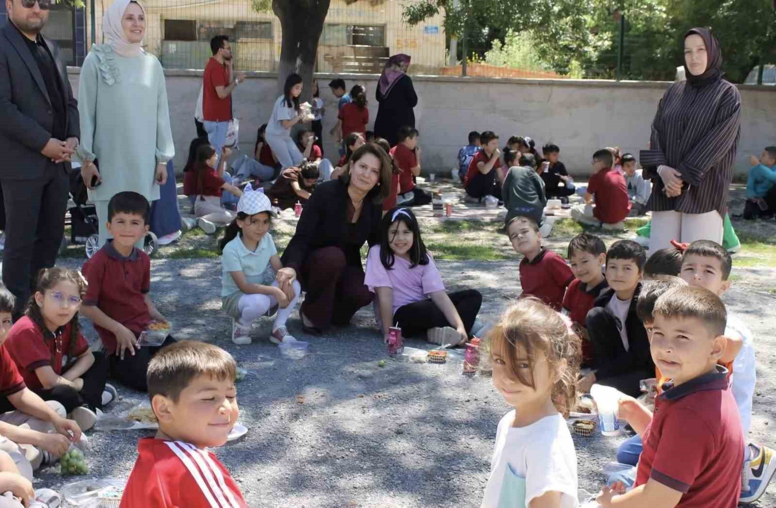 altintas-istiklal-ilkokulunda-hayir-carsisi-yogun-ilgi-gordu-ZmNatnKB.jpg