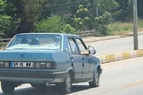 ayaklarini-camdan-disari-cikartan-yolcu-trafigi-riske-atti-zgT7tIFz.jpg