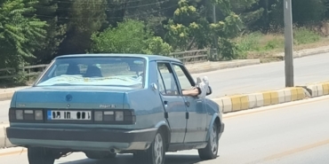 ayaklarini-camdan-disari-cikartan-yolcu-trafigi-riske-atti-zgT7tIFz.jpg