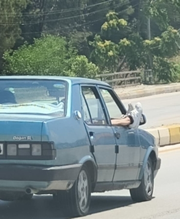ayaklarini-camdan-disari-cikartan-yolcu-trafigi-riske-atti-zgT7tIFz.jpg