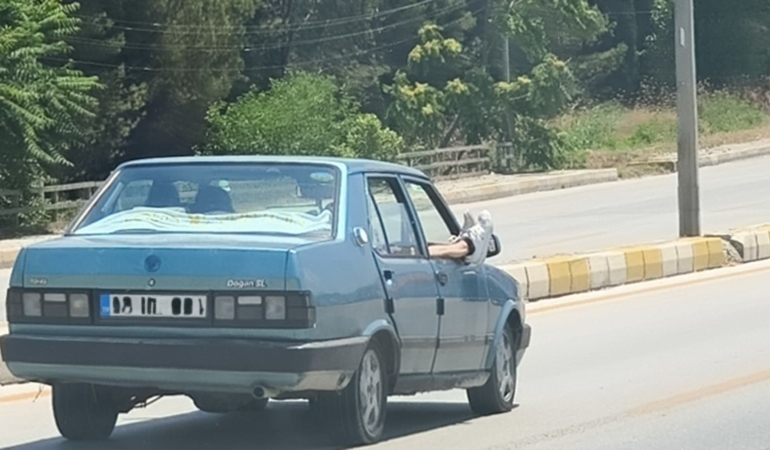 ayaklarini-camdan-disari-cikartan-yolcu-trafigi-riske-atti-zgT7tIFz.jpg