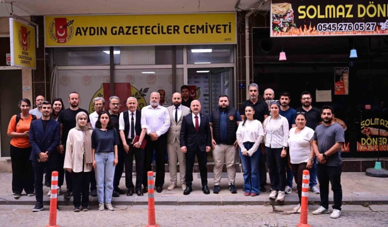 aydin-basiniyla-bir-araya-gelen-vali-varol-basini-onemli-bir-paydas-olarak-goruyoruz-VRjMtmrr.jpg