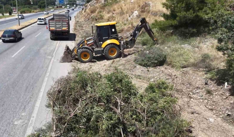 aydin-orman-isletmeden-yanginlara-karsi-yol-kenari-temizligi-RcD3wY4m.jpg
