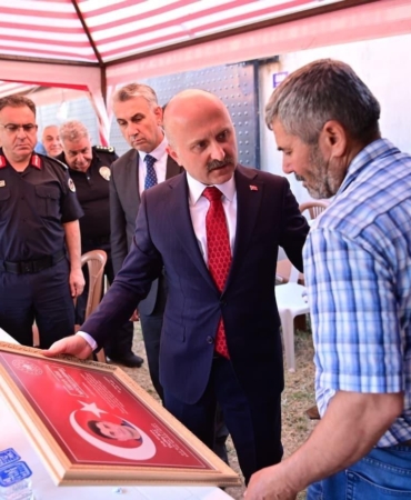 aydin-valisi-varoldan-sehit-polis-tayfun-basin-ailesine-taziye-ziyareti-uLHIPOiq.jpg