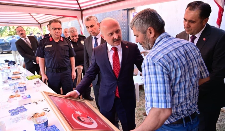 aydin-valisi-varoldan-sehit-polis-tayfun-basin-ailesine-taziye-ziyareti-uLHIPOiq.jpg