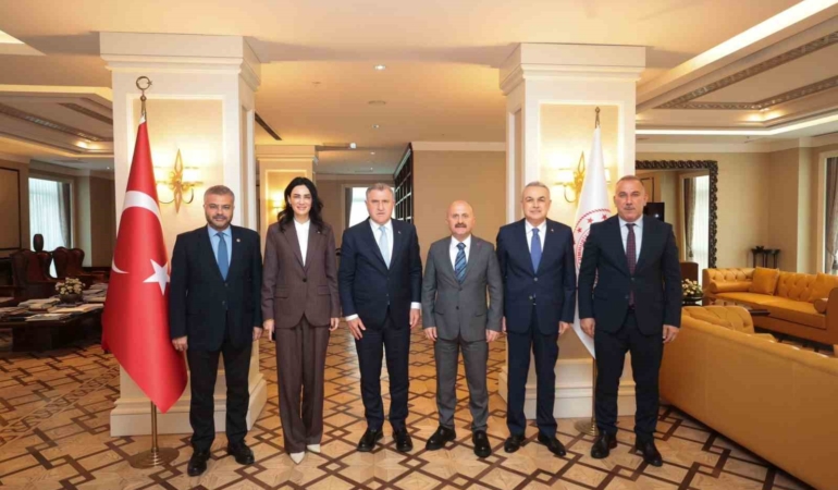 aydinin-spor-yatirimlari-bakan-bak-ile-gorusuldu-ne8SFP1z.jpg