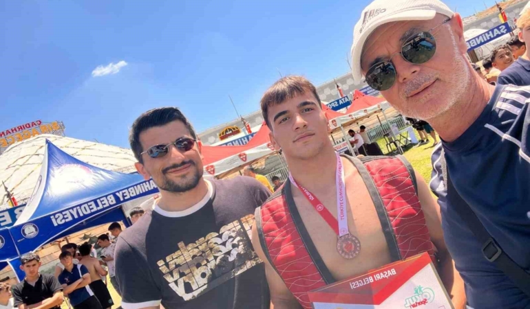 aydinli-guresci-turkiye-ucuncusu-oldu-AtcpFcUL.jpg