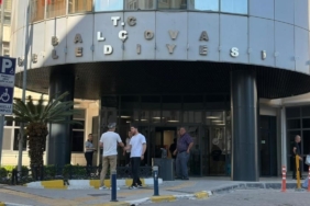 balcova-belediye-baskani-onur-yigit-ve-2-supheli-adliyeye-sevk-edildi-IgrH212y.jpg
