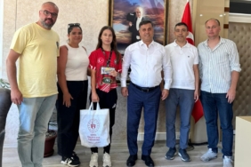 balkan-ikincisi-milli-sporcu-manisada-da-odullendirildi-FE4ECat4.jpg