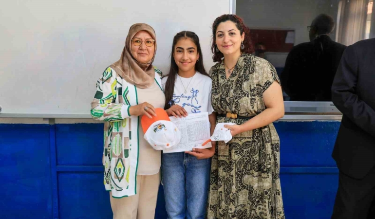 baskan-arslan-ogrencilerin-karne-heyecanina-ortak-oldu-HZqe7YJA.jpg